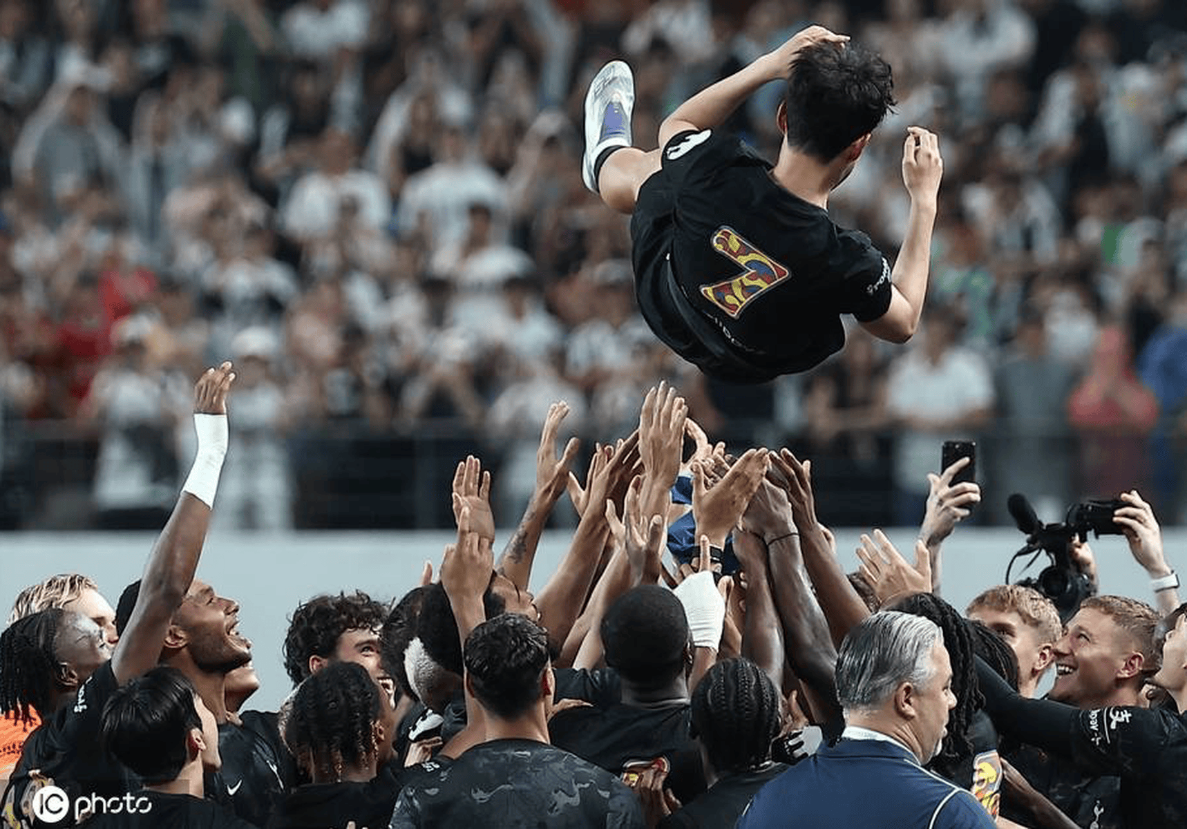 包含塞维利亚险胜里昂，孙兴慜统治全场的词条